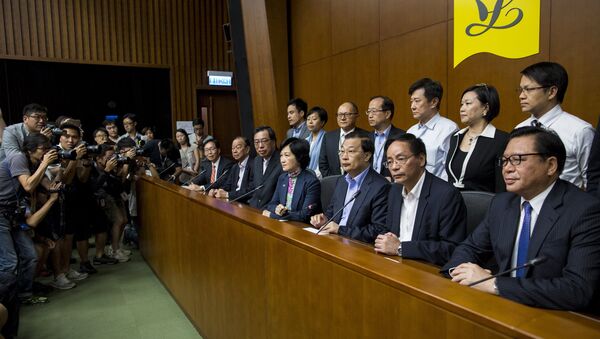 Legisladores que apoyan una reforma electoral de China en el Consejo Legislativo de Hong Kong - Sputnik Mundo