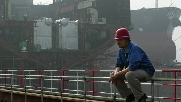 A Chinese shipyard worker takes a break near a partially constructed 300,000 dwt class crude oil vessel at the Dalian New Shipbuilding Heavy Industry Co. Ltd, in Dalian, Northeast China, Friday, May 28, 2004. - Sputnik Mundo