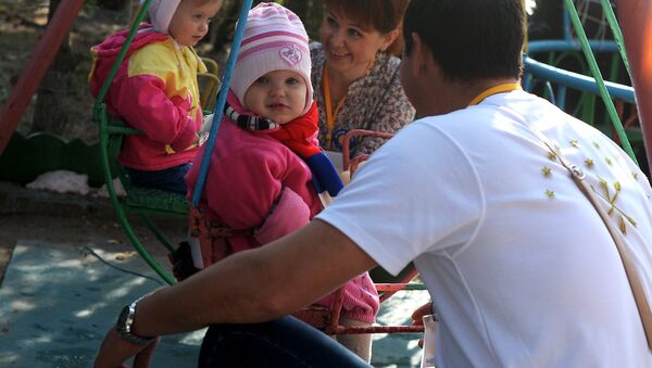 Futuros padres adoptivos juegan con dos niñas en uno de los orfanatos de Simferopol - Sputnik Mundo