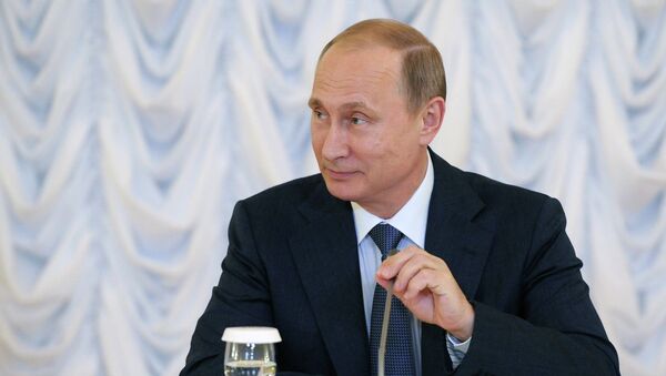 El presidente de Rusia, Vladímir Putin, antes de reunión con representantes de los inversores extranjeros - Sputnik Mundo