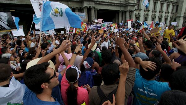 Manifestantes exigen la dimisión del Otto Pérez Molina, presidente de Guatemala, en Ciudad de Guatemala, el 13 de junio, 2015 - Sputnik Mundo