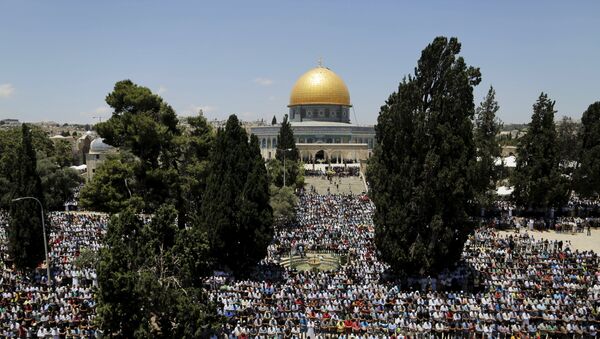 Palestinians pray in front of the Dome of the Rock on the first Friday of the holy month of Ramadan at the compound known to Muslims as the Noble Sanctuary and to Jews as Temple Mount, in Jerusalem's Old City June 19, 2015. - Sputnik Mundo