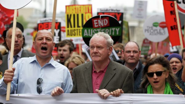 Northern Ireland Deputy First Minister, Martin McGuinness (C), hold a banner as he marches during an anti-austerity protest in central London, Britain June 20, 2015. - Sputnik Mundo