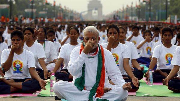 Narendra Modi, primer ministro de la India da clase de yoga para 35.000 personas en Nueva Delhi - Sputnik Mundo