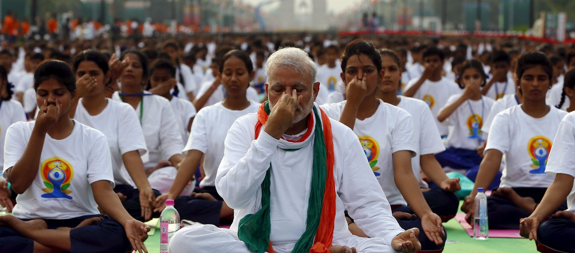 Narendra Modi, primer ministro de la India da clase de yoga para 35.000 personas en Nueva Delhi - Sputnik Mundo, 1920, 21.06.2015