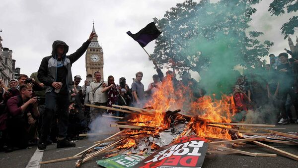 Gran Bretaña anuncia recortes sociales pese a protestas antigubernamentales - Sputnik Mundo