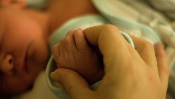 Holding Hands With a Newborn Baby - Sputnik Mundo
