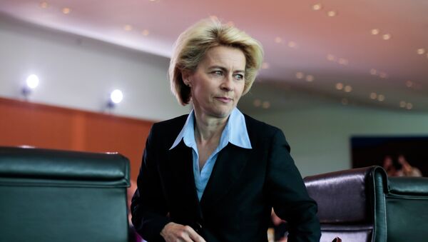 German Defense Minister Ursula von der Leyen arrives for the weekly cabinet meeting at the chancellery in Berlin, Germany, Wednesday, April 29, 2015 - Sputnik Mundo