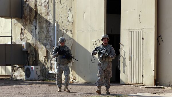 American soldiers walk around at the Taji base complex which hosts Iraqi and US troops and is located thirty kilometres north of the capital Baghdad on December 29, 2014. - Sputnik Mundo