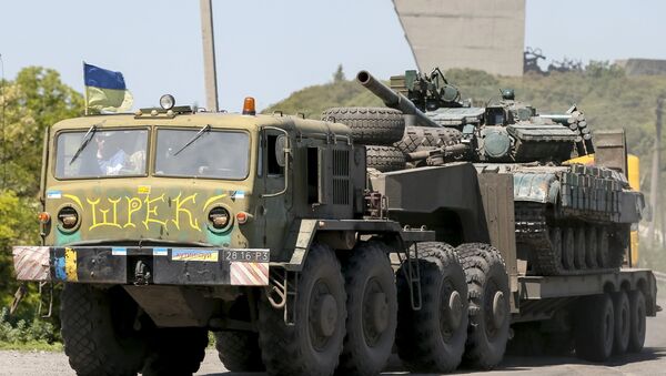 Un camión militar de las fuerzas armadas de Ucrania transporta un tanque cerca Izium, el este de Ucrania - Sputnik Mundo
