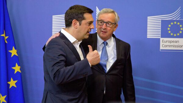 Primer ministro griego, Alexis Tsipras, habla con presidente de Comisión Europea, Jean-Claude Juncker - Sputnik Mundo