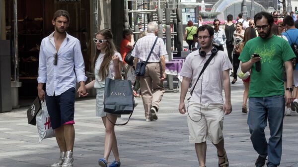 Gente en una calle de Madrid, España - Sputnik Mundo