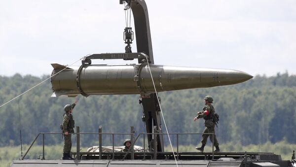 Russian servicemen equip an Iskander tactical missile system at the Army-2015 international military-technical forum in Kubinka, outside Moscow, Russia, June 17, 2015 - Sputnik Mundo