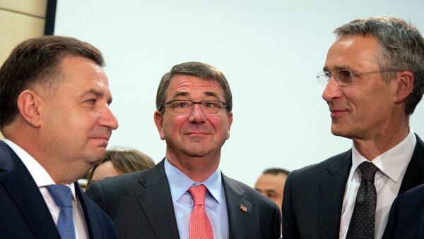 Stepán Poltorak, ministro de Defensa de Ucrania, Ashton Carter, secretario de Defensa de EEUU y Jens Stoltenberg, secretario general de la OTAN en Bruselas - Sputnik Mundo