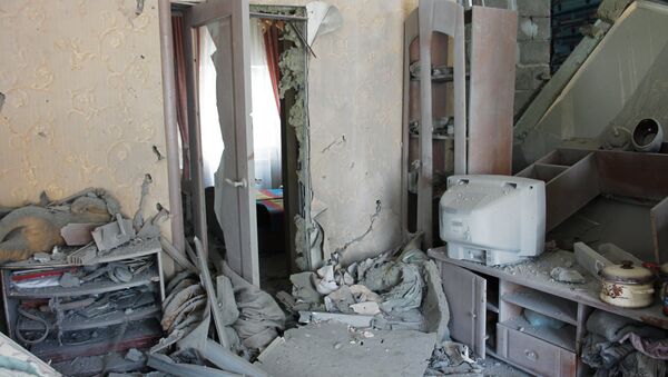 Casa afectada por los bombardeos de Donetsk - Sputnik Mundo