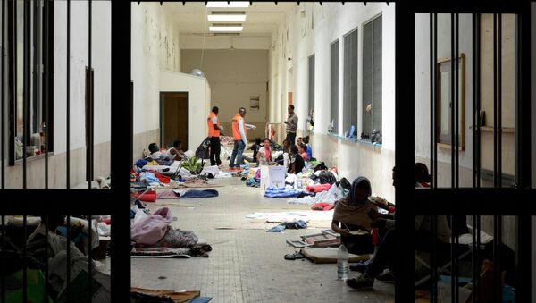 Migrants are seen on the floors in a hallway at the Vintimiglia train station in Italy, on World Refugee Day, June 20, 2015. - Sputnik Mundo