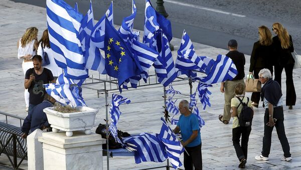 A street vendor sells Greek and EU flags before an upcoming demonstration by Greeks calling on the government to clinch a deal with its international creditors and secure Greece's future in the Eurozone in Athens, Greece, June 22, 2015 - Sputnik Mundo