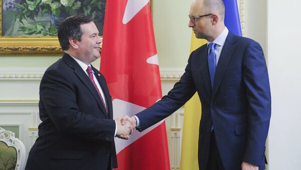 Arseni Yatseniuk, primer ministro de Ucrania, y Jason Kenney, ministro de defensa de Canadá, en Kiev, Ucrania, el 26 de junio, 2015 - Sputnik Mundo