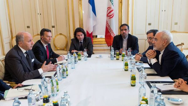 Ministro de Exteriores de Francia, Laurent Fabius, y ministro de Exteriores de Irán, Mohamad Yavad Zarif - Sputnik Mundo