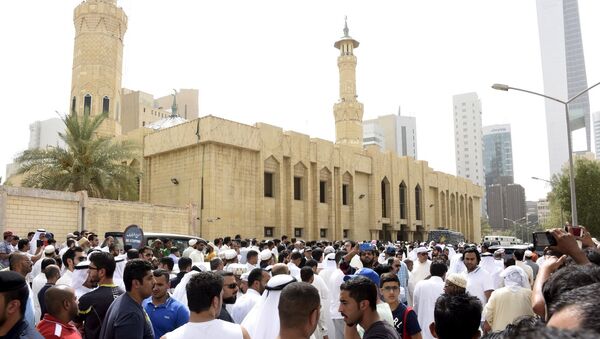 Detienen a saudí que hizo fotos de la mezquita atacada en Kuwait - Sputnik Mundo