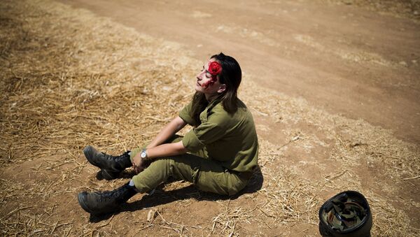 Soldado israelí desempeña el papel de la víctima imitando un ataque con bomba al tren en Israel, el 4 de junio, 2015 - Sputnik Mundo
