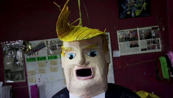 Una piñata con el rostro de Donald Trump - Sputnik Mundo