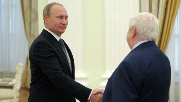 Vladímir Putin, presidente de Rusia, y Walid Muallem, ministro de Asuntos Exteriores de Siria, el 29 de junio, 2015 - Sputnik Mundo