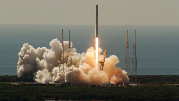 Cohete portador Falcon 9 despues del lanzamiento, Florida, EEUU, el 28 de junio, 2015 - Sputnik Mundo