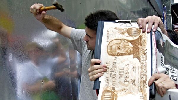 Los argentinos rompen una pared de metal del banco en Buenos Aires en protesta por el bloqueo de sus ahorros - Sputnik Mundo