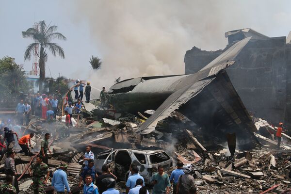 Labores de rescate en el lugar de caída de avión militar en Indonesia - Sputnik Mundo