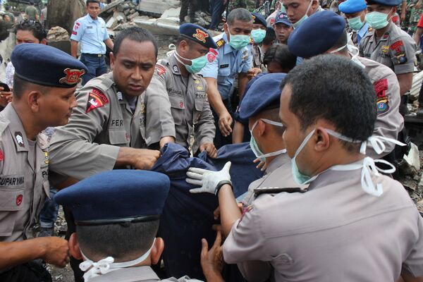 Labores de rescate en el lugar de caída de avión militar en Indonesia - Sputnik Mundo