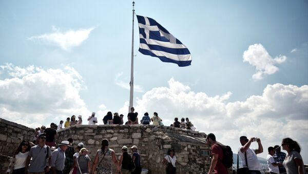 Bandera de Grecia cerca de Acropolis en Atenas - Sputnik Mundo