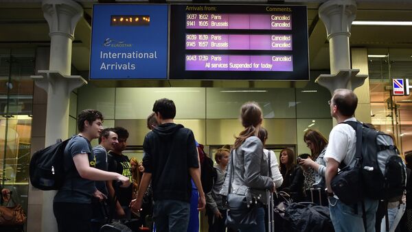 Pasajeros de Eurostar en la estación St Pancras (Londres) despues de la suspención de servicios de trenes - Sputnik Mundo