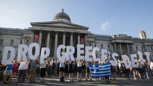 Manifestantes protestan en contra de las acciones de BCE en relación de la deuda de Grecia en Londres, Gran Bretaña, el 29 de junio, 2015 - Sputnik Mundo