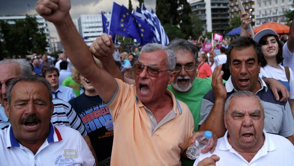 Manifestantes al lado del edificio del parlamento en Atenas, Grecia, el 30 de junio, 2015 - Sputnik Mundo