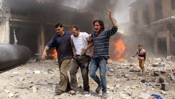 Hombres caminan entre los escombros de las casas destruidas en Aleppo (Siria) - Sputnik Mundo