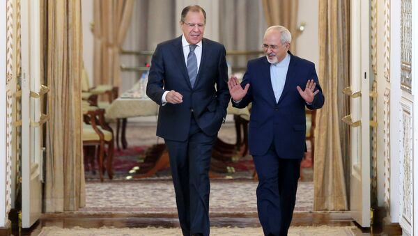 Iranian Foreign Minister Mohammad Javad Zarif, right, and his Russian counterpart Sergey Lavrov arrive to their joint press conference in Tehran, Iran - Sputnik Mundo