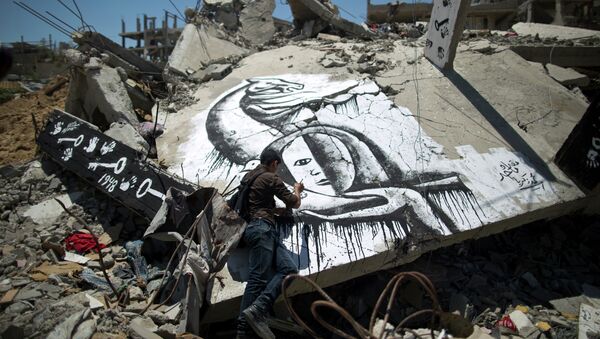 Un palestino dibuja un grafiti en conmemoración de Nakba, éxodo palestino tras la creación del Estado de Israel en el 1948 - Sputnik Mundo