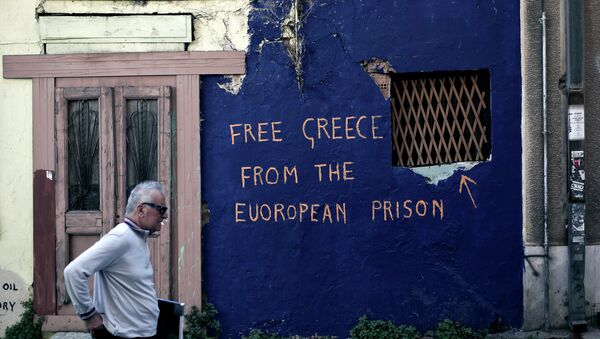 Grafiti Salva a Grecia de prisión europea en uno de los edificios en Atenas - Sputnik Mundo