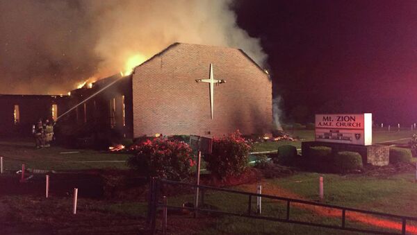 El fuego en la iglesia metodista Mount Zion, en Greeleyville - Sputnik Mundo