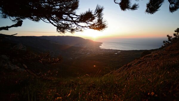 Vista de la ciudad de Yalta en Cirmea desde motaña Ai-Petri al amancer - Sputnik Mundo