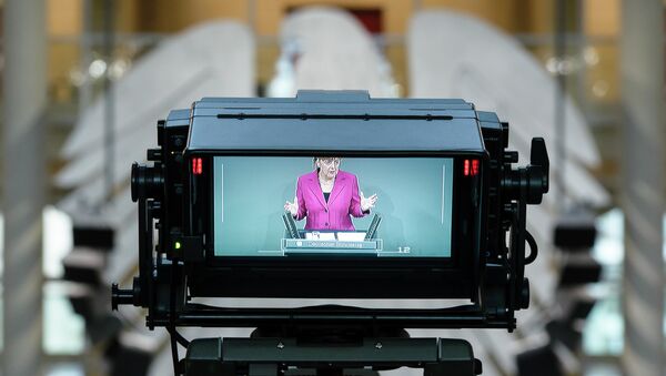 German Chancellor Angela Merkel is seen on the monitor of a TV camera as she addresses a session of the Bundestag Lower House of parliament in Berlin on June 25, 2014. - Sputnik Mundo