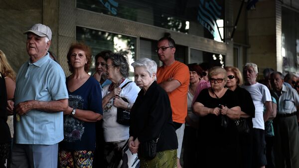 Jubilados hacen cola en el banco en Atenas - Sputnik Mundo