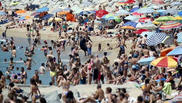People cool off during the first heat wave of the summer at the Mediterranean Sea on El Masnou's beach, near Barcelona, Spain, June 28, 2015 - Sputnik Mundo
