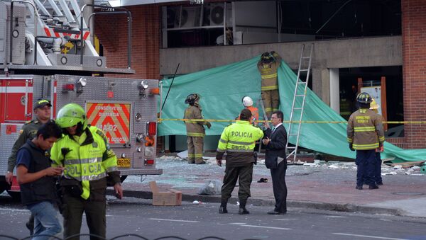 Policías y bomberos colombianos en el lugar del atentado en centro financiero de Bogotá - Sputnik Mundo