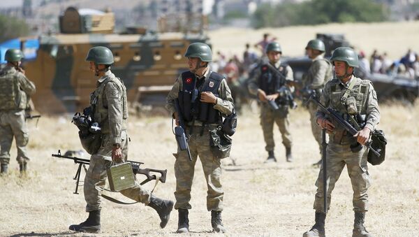 Soldados turcos al lado de la frontera de Mursitpinar en Suruc, Turkey, el 26 de junio, 2015 - Sputnik Mundo