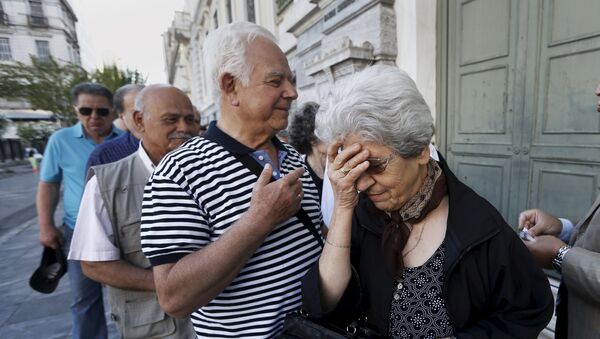 Pensionistas griegos hacen cola en un banco en Atenas - Sputnik Mundo