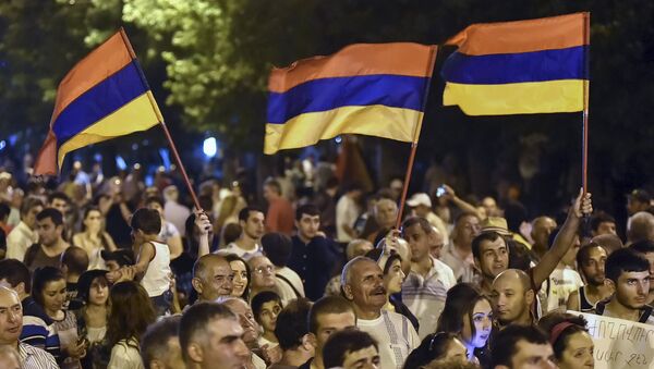 Manifestantes con banderas nacionales durante una protesta en Ereván, Armenia, el 1 de julio, 2015 - Sputnik Mundo