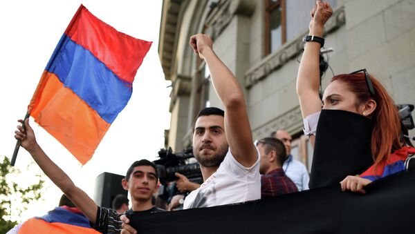El manifestante agitando la bandera de Armenia (archivo) - Sputnik Mundo