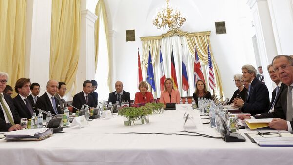 Federica Mogherini, Alta representante de la Unión Europea para Asuntos Exteriores y Política de Seguridad, y los ministros de Asuntos Exteriores de los países del Grupo 5+1 en Viena, Austria, el 6 de julio, 2015 - Sputnik Mundo